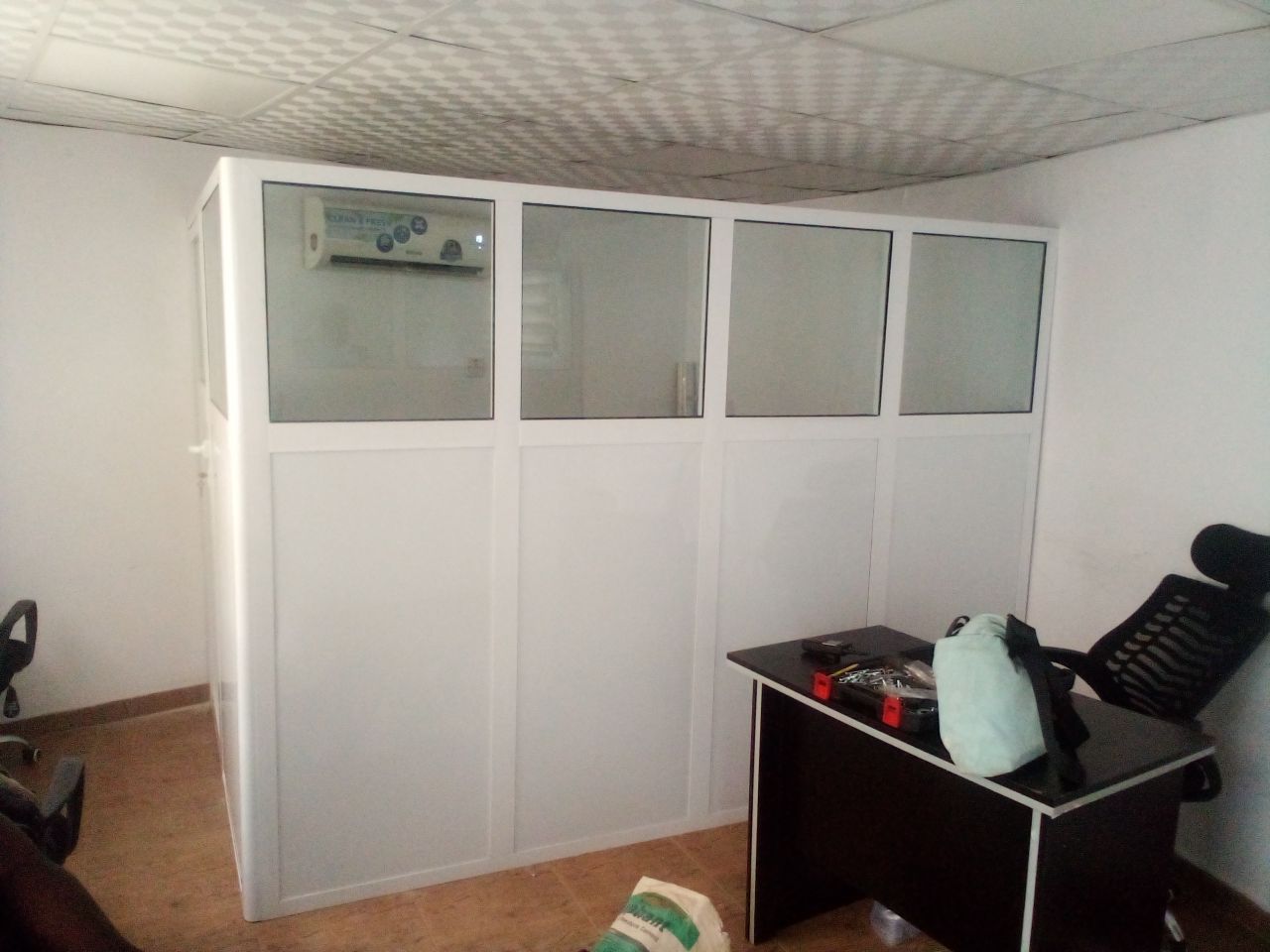 Aluminium office partition with glass panels